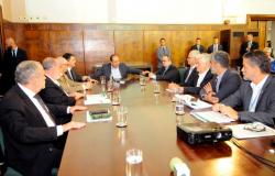 O prefeito de Belo Horizonte, Alexandre Kalil, e sua equipe, com 10 membros, sentados em mesa do Salão Nobre, na PBH. 