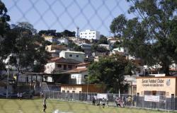 Campo de futebol no Barreiro é reformado pela Prefeitura