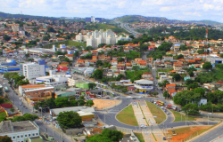Vista aérea da região do Vilarinho, com prédios, casas e rotatória. 