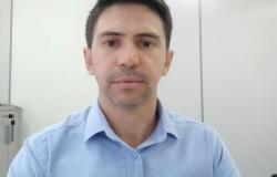 Subsecretário de Zeladoria Urbana - Leonardo José Gomes Neto, posa em uma fotografia usando camisa na cor azul claro.