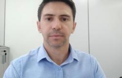 Foto oficial - Leonardo José Gomes Neto, Subsecretário de Zeladoria Urbana Subsecretário de Zeladoria Urbana - Leonardo José Gomes Neto, posa em uma fotografia usando camisa na cor azul claro.