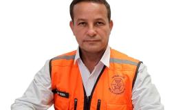 Subsecretário de Proteção e Defesa Civil - Waldir Figueiredo Vieira, posa em uma fotografia usando camisa na cor branca e colete em tom de laranja.