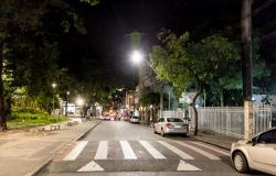 Imagem de rua de BH, durante a noite, com nova iluminação