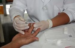 Enfermeira fazendo teste do HIV em paciente