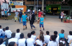 Crianças participam de ação com o boneco do mosquito Aedes Aegypti