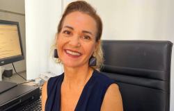 Foto oficial - Soraya Mourthé, Diretora Executiva Diretora Executiva - Soraya Mourthé , posa em uma fotografia com blusa tom de azul.