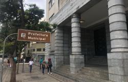 Fachada da Prefeitura de Belo Horizonte, durante o dia.