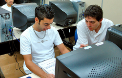 Dois profissionais em frente ao computador