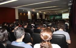 Mais de cinquenta pessoas assistem a palestra auditório JK, da PBH. 