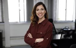 Mariana Gomes posa para foto de braços cruzados e sorrindo