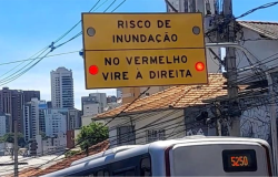 PBH implanta dispositivos luminosos no Prado para alertar motoristas sobre alagamentos 