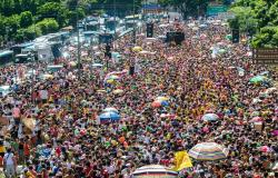 Mais de dois mil foliões em algum ponto de Belo Horizonte, durante o dia. 