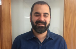 José Júlio Rodrigues Vieira Homem sorrindo posa para foto