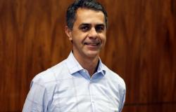 Foto oficial - André Dantas , Superintendente de Mobilidade Superintendente de Mobilidade - André Dantas, posa em espaço fechado, usando blusa na cor azul claro.