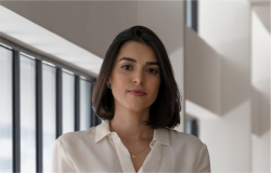 Renata Herculano, Subsecretária de Planejamento Urbano Mulher jovem de cabelos lisos curtos e escuros veste camisa branca de sedade seda