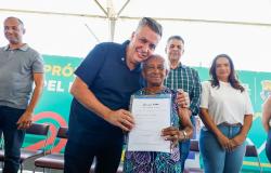 PBH entrega 566 documentos de propriedade para beneficiários da Política Municipal de Habitação