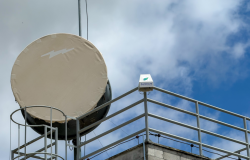 Estações de monitoramento do ar instalada no alto de um prédio