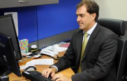 Procurador-Geral Adjunto e Subprocurador-Geral Consultivo Marlus Keller Riani Procurador-Geral Adjunto e Subprocurador-Geral Consultivo Marlus Keller Riani trabalhando em sua mesa.