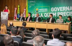 Seis pessoas sentadas, em solenidade de posse da Diretoria da Associação dos Procuradores Municipais de Belo Horizonte (APROM-BH).