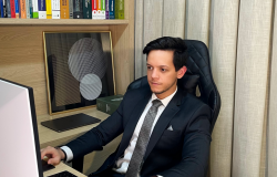 Subprocurador-Geral do Contencioso - Caio Perona, posa em uma fotografia em local fechado com terno de tom escuro, gravata e camisa de cor branca.
