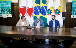 Três autoridades sentadas à mesa, no salão Nobre da PBH: secretário de Desenvolvimento Econômico, Cláudio Beato; prefeito de Belo Horizonte, Alexandre Kalil; e diretor-presidente da Prodabel, Leandro Garcia.