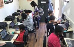 Crianças usam computadores em projeto de inclusão digital