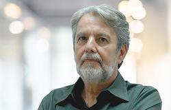 Diretor de Atenção ao Usuário (DAU - PB) - Eduardo Starling Lopes, posa em espaço fechado, usando blusa preta.