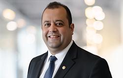 Presidente da Prodabel - Jean Mattos, posa em uma fotografia em local fechado com terno tom escuro, camisa cor branca.