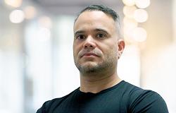 Diretor de Administração e Finanças da Prodabel (DAF - PB) - Thiago Souza Dutra, posa em espaço fechado, usando blusa de tom preta.