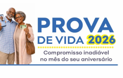 Duas pessoas, uma mulher e um homem, abraçados e segurando documentos na mão. Texto da imagem: "Prova de vida 2026 - Compromisso indiável n mês do seu aniversário" 