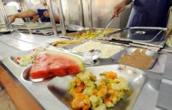 Restaurante Popular Regina Nabuco celebra 18 anos com cardápio especial e bolo para a população em Venda Nova