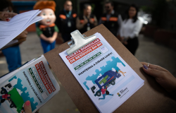 Descarte correto de lixo é tema de ação educativa da PBH na Avenida Nossa Senhora do Carmo