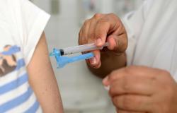 Criança recebendo vacina
