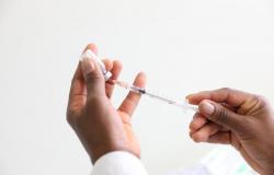 Enfermeira preparando a seringa para a vacina