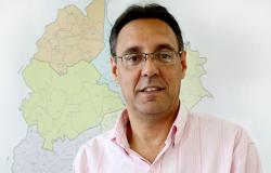 Subsecretário de Promoção e Vigilância à Saúde - Fabiano Geraldo Pimenta Júnior, posa em uma fotografia usando camisa em tom de rosa claro.