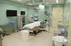 Centro cirúrgico do Hospital Metropolitano Dr. Célio de Castro, com cama e aparelhos especializados. 