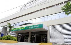 Fachada do Hospital Metropolitano Dr. Célio de Castro, durante o dia. 