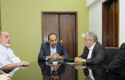 O prefeito Alexandre Kalil, sentado em frente à mesa, acompanhado do secretário da Fazenda, Fuad Noman, e do secretário de Saúde, Jackson Machado Pinto.