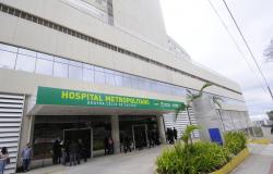 Fachada do Hospital Metropolitano Dr. Célio de Castro, durante o dia. 