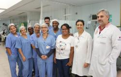 Sete enfermeiros, uma paciente e dois médicos em ambiente hospitalar do Hospital Metropolitano Odilon Behrens. 