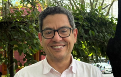 Homem de óculos, sorri para a foto