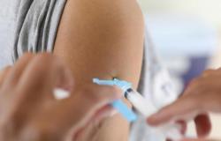 Aplicação de vacina contra a Covid-19 em uma unidade de saúde da rede municipal