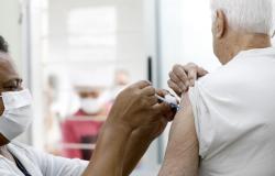 PBH convoca idosos com 70 anos ou mais para vacina bivalente