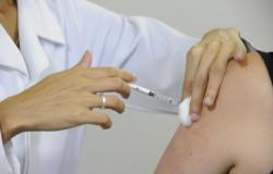 Enfermeira aplicando vacina em paciente