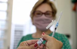 PBH convoca idosos de 79 a 75 anos para vacina contra Gripe e 4ª dose da Covid