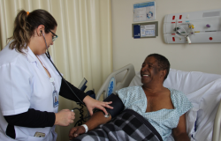 Enfermeira verificando a pressão do paciente