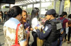 Guarda Municipal feminina distribui folheto contra Assédio Sexual a mulheres. Foto ilustrativa. 