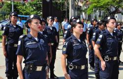 Grupamento feminino da Guarda Municipal usando uniforme faz continência