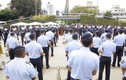 Mais de cinquenta guardas municipais em cerimônia na Praça da Bandeira. 