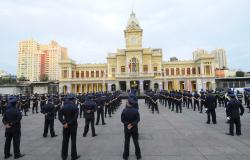 Mais de oitenta guardas municipais em formação em frente à Praça da Estação, ao cair da tarde. 
